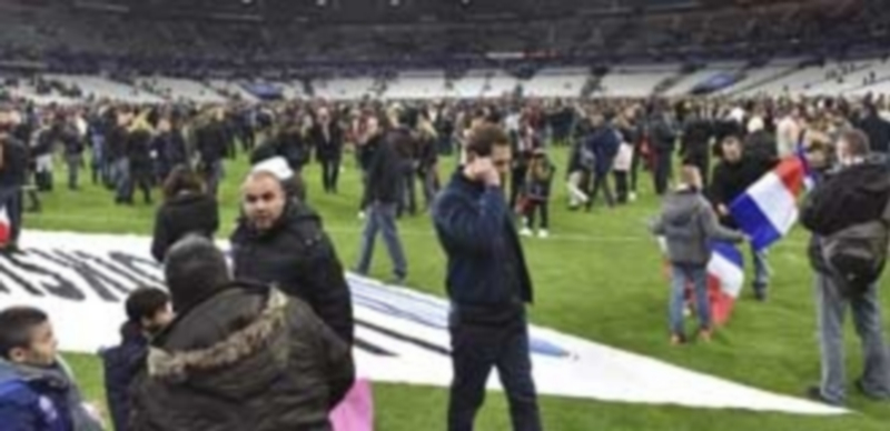 Los aficionados que acudieron al Stade de France el pasado 13 de noviembre fueron evacuados desde el mismo césped. / EFE