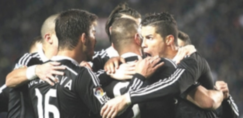 Cristiano Ronaldo (derecha) celebra con sus compañeros el segundo y definitivo gol del Real Madrid ante el Elche. / EFE