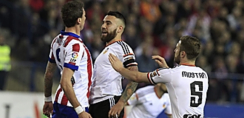 Mandzukic (izq) se encara con Otamendi (centro) tras una acción del partido entre el Atlético de Madrid y el Valencia. / Efe