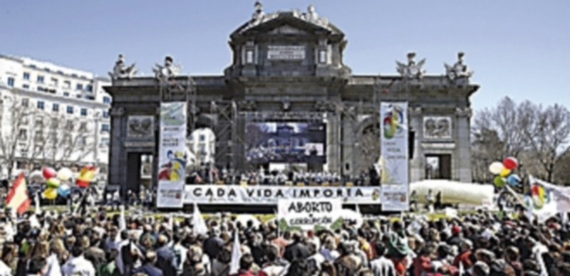 Hasta cuarenta asociaciones antiabortistas se manifestaron por las calles de Madrid bajo el lema “Cada vida importa”. / Efe