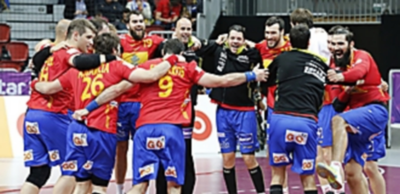 Los jugadores de la Selección Española de balonmano celebran la victoria ante Eslovenia que permite al combinado nacional finalizar como primero del grupo A./ EFE