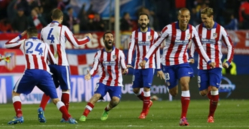 Los jugadores del Atlético de Madrid celebran el pase a cuartos dtras eliminar en la tanda de penaltis al Bayer Leverkusen. / EFE
