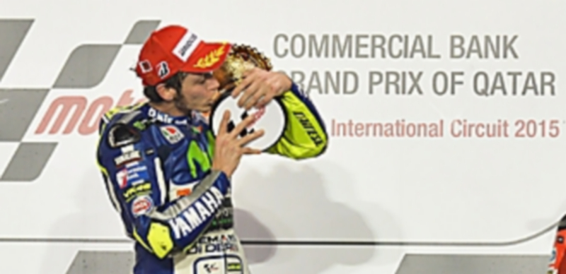 Valentino Rossi besa el trofeo que le acredita como vencedor en MotoGP del Gran Premio de Catar