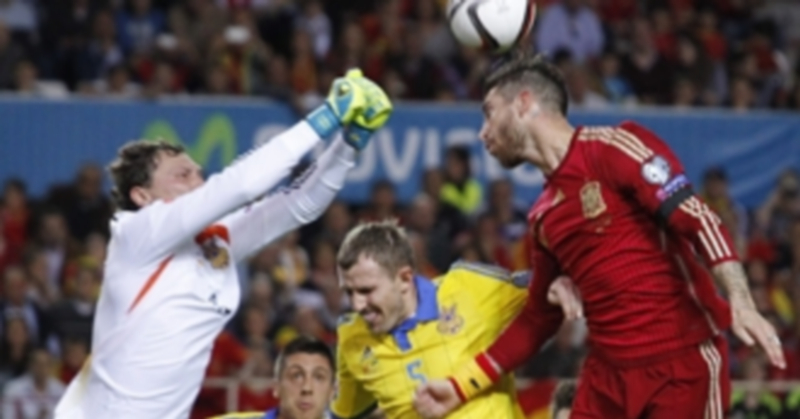 Revancha con un once nuevo 1 Sergio Ramos intenta rematar de cabeza un centro durante el partido de clasificación que España disputó ante Ucrania. / EFE