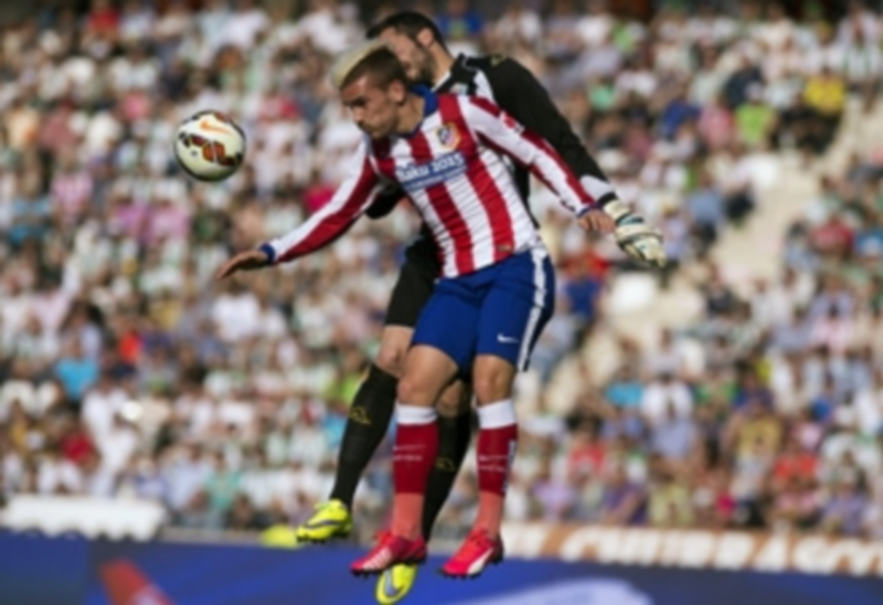 El Atlético recibe a la Real Sociedad a siete días del derbi de Champions 1 Griezmann disputa un balón durante el encuentro ante el Córdoba. / EFE