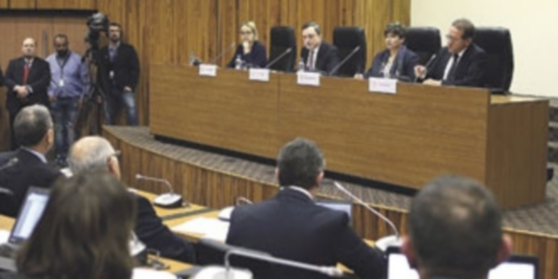 Mario Draghi (3d) y la gobernadora del banco de Chipre