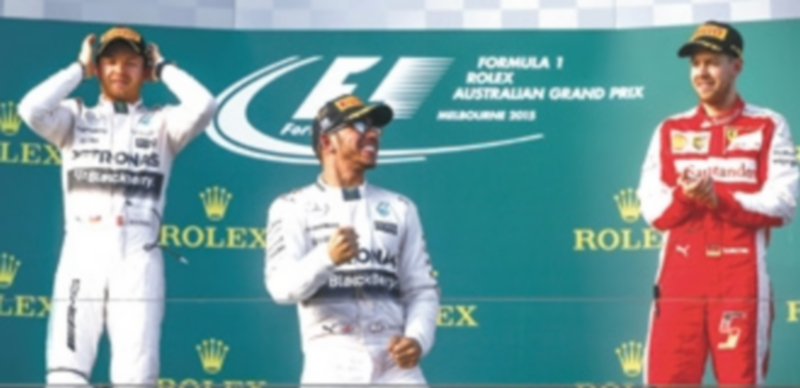 Lewis Hamilton celebra la victoria del GP de Australia ante la mirada de Nico Rosberg y Sebastian Vettel. / EFE