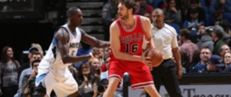 Marc Gasol (izquierda) protege el balón ante la defensa de Ryan Anderson. / Europa Press