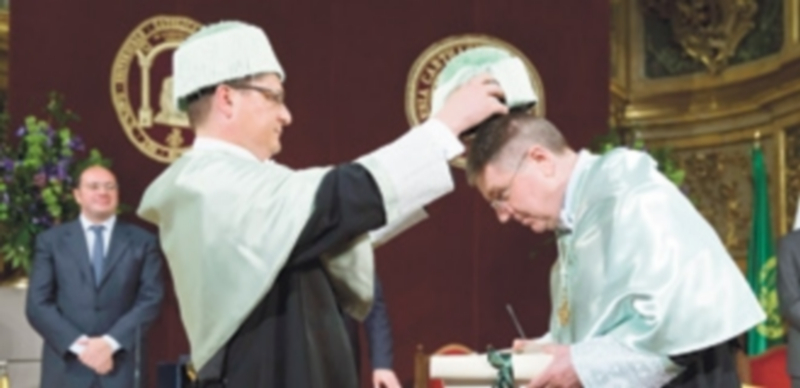 La UCAM invistió como Doctor Honoris Causa a Thomas Bach (derecha). / EFE