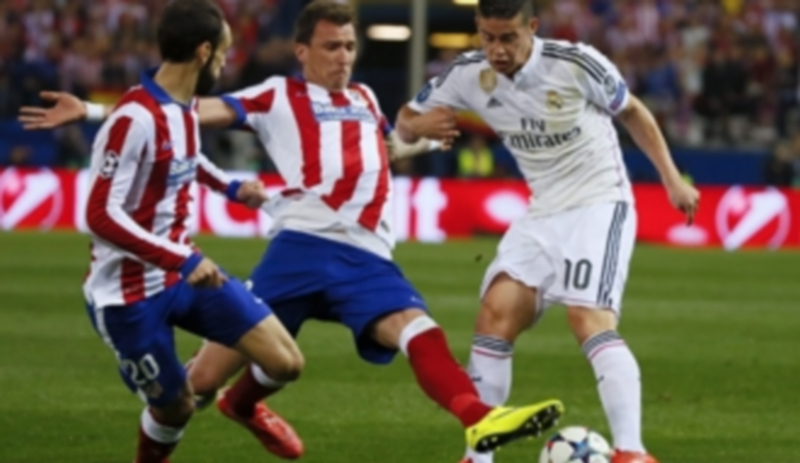 James controla el balón ante la presión de Juanfran (i) y Mandzukic (centro). / EFE