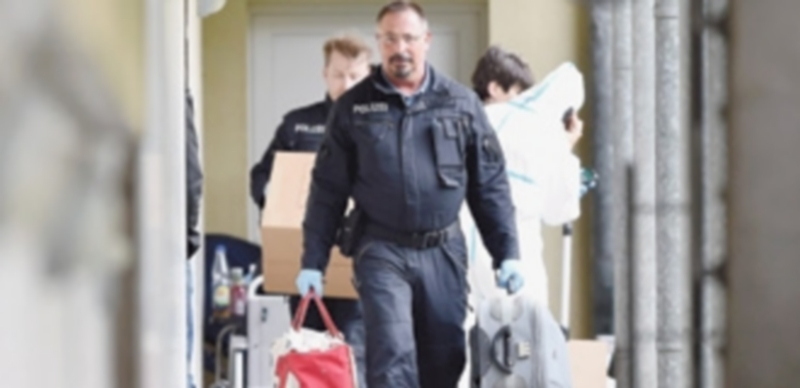 Los policías recogen pruebas en la vivienda del matrimonio sospechoso. / Efe