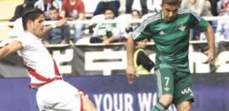 El Betis asalta Vallecas 1 Joaquín (derecha) controla el balón ante la oposición del rayista Zé Castro. / EFE