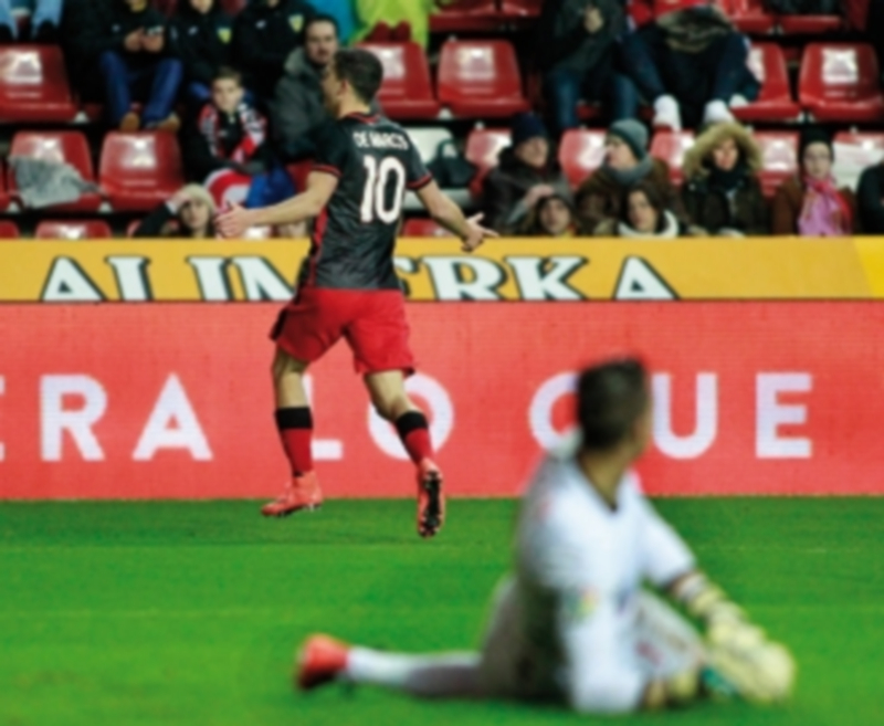 De Marcos celebra su gol. / EFE