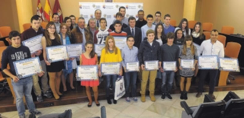 Foto de familia con los deportistas becados el año pasado por la Diputación Provincial de Segovia. / Kamarero