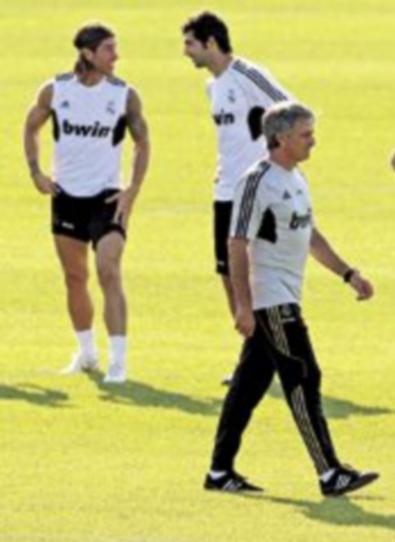 José Mourinho dirige las evoluciones de sus jugadores en el último entrenamiento antes de viajar a Barcelona. / Kiko Huesca (EFE)