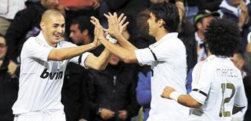 Kaká felicita a Benzema