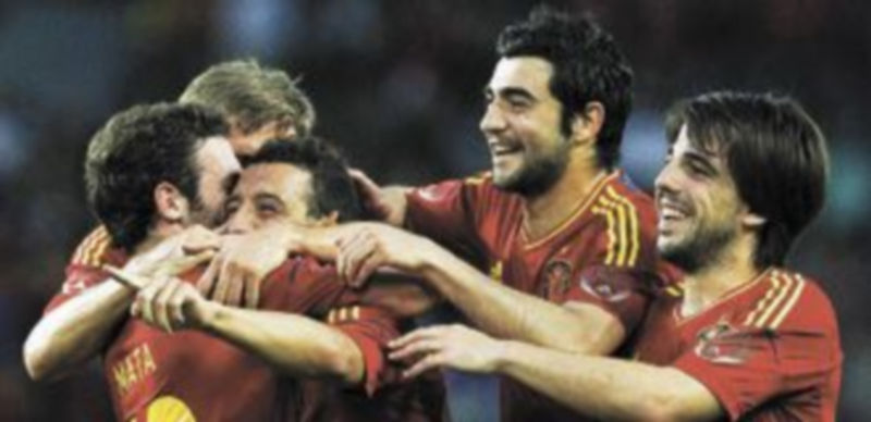 Los jugadores del combinado nacional felicitan a Santi Cazorla