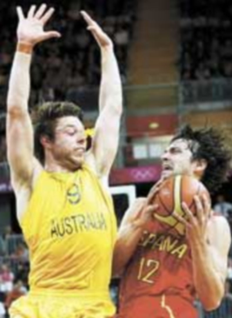 Llull intenta superar la defensa de Dellavedova. /  Reuters