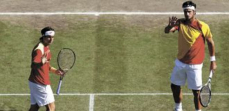 David Ferrer (i.) y Feliciano López tuvieron cuatro bolas de partido frente a los galos que no aprovecharon. /  Reuters