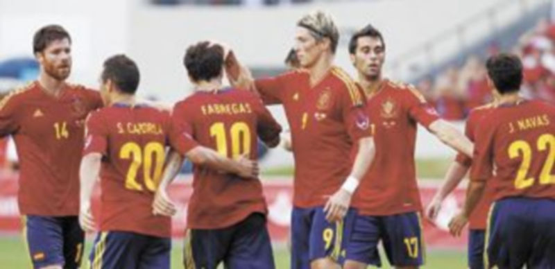 Los jugadores del combinado nacional felicitan a Santi Cazorla