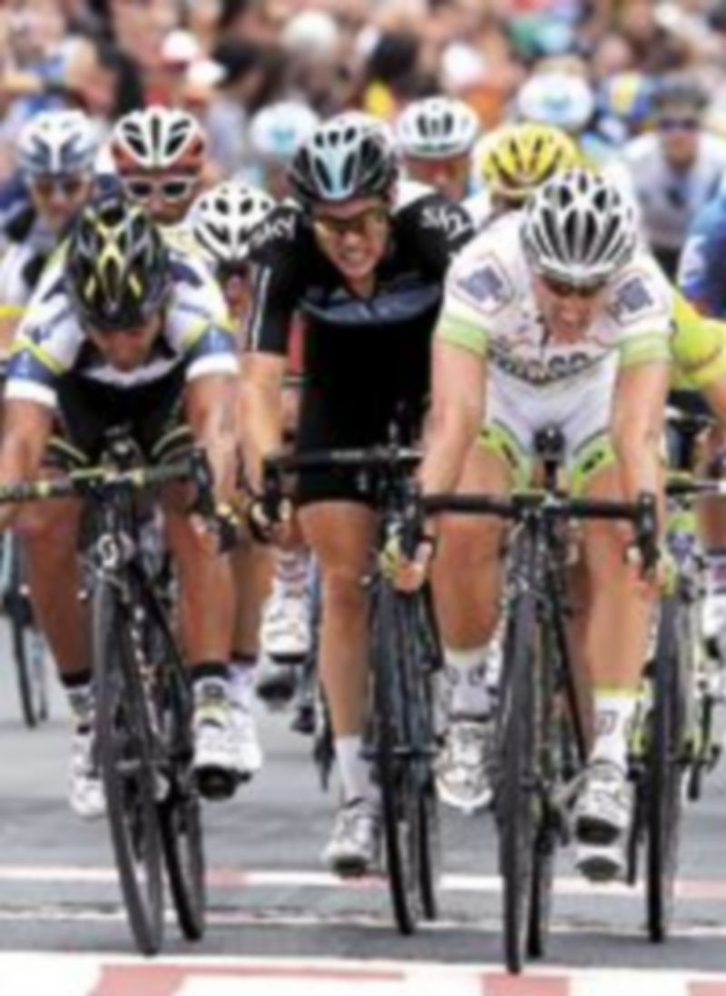 Degenkolb superó en la línea de meta a Davis y Swift. / F. Ordóñez (Reuters)