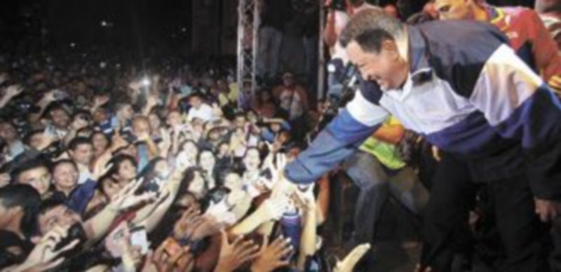 Hugo Chávez encabeza una caravana de vehículos en Maturín y señala a la multitud congregada que el 7 de octubre se escribirá otra «página histórica». / Reuters