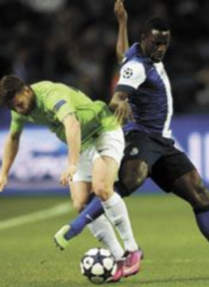 El jugador del Oporto Silvestre Valera intenta arrebatar el esférico a Antunes. / Reuters