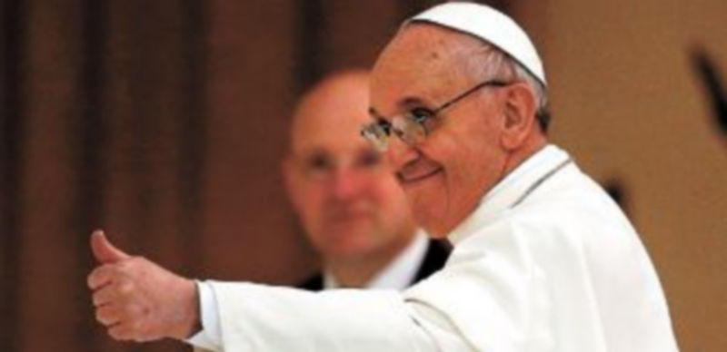 El Santo Padre saluda amablemente a los periodistas congregados en la primera audiencia con los responsables de los medios de comunicación. / Reuters