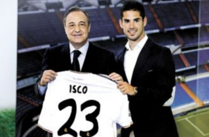 Florentino Pérez posa con el jugador durante su presentación en el palco de honor del Bernabéu. / Chema Moya (EFE)
