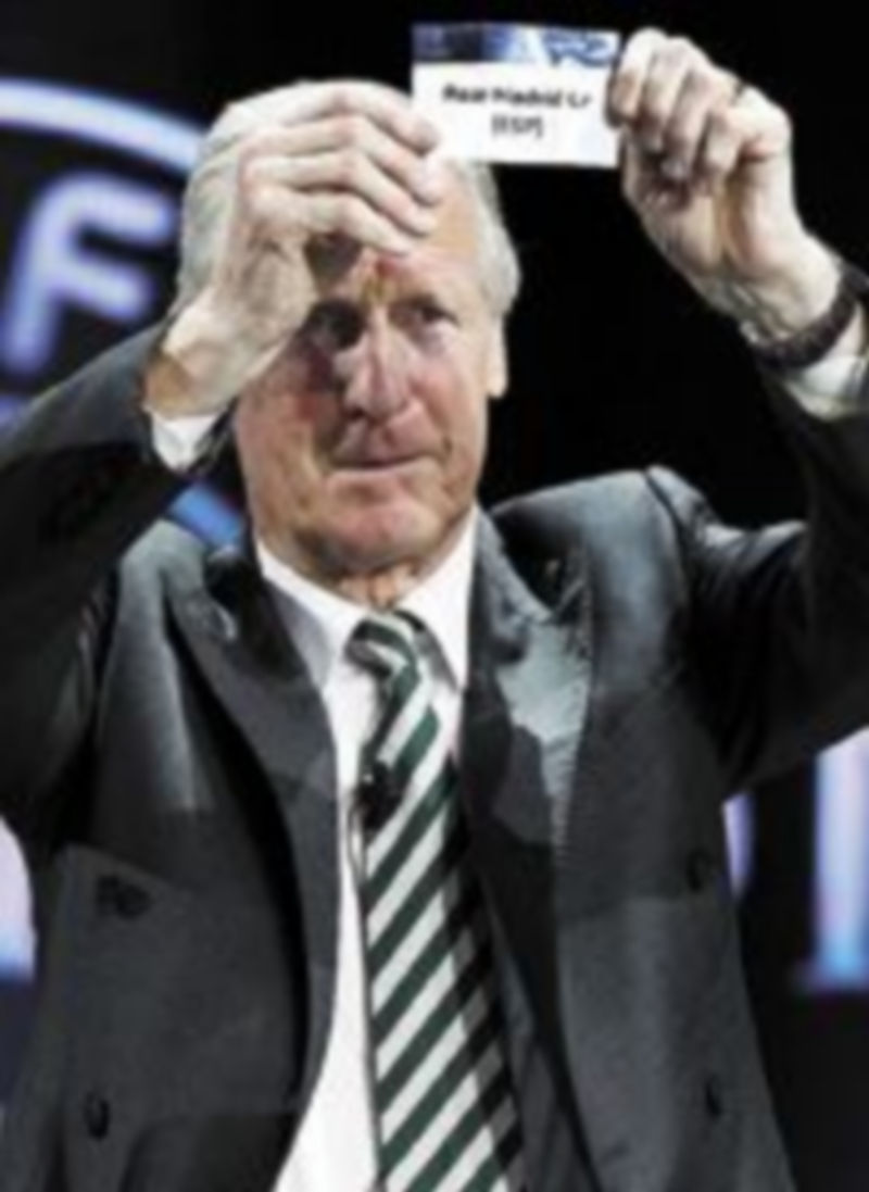Billy McNeill sostiene el papel con el nombre del Real Madrid. / S. Nogier (Efe)