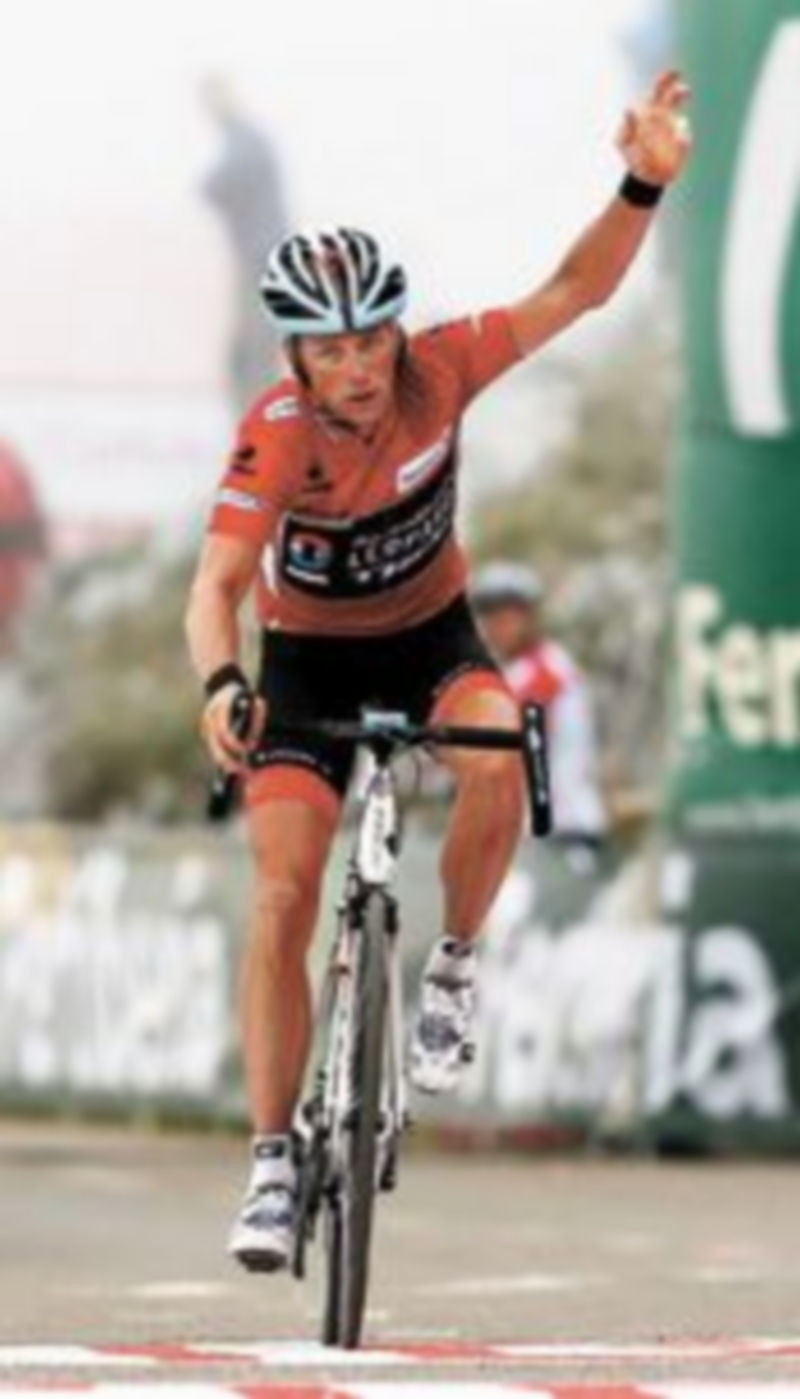 Horner levanta el brazo en señal de triunfo. / Efe