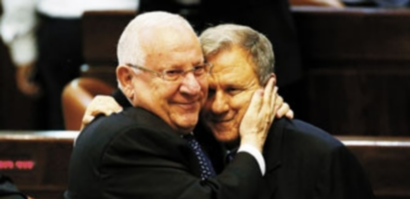 Rivlin (i) abraza a su rival en la segunda ronda tras ser designado jefe de Estado. / Reuters