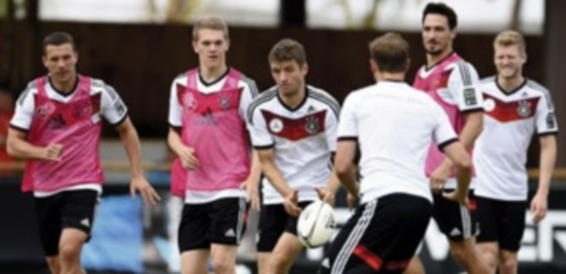 Van Buyten presiona a Fayzulin durante el Bélgica-Rusia. / Efe