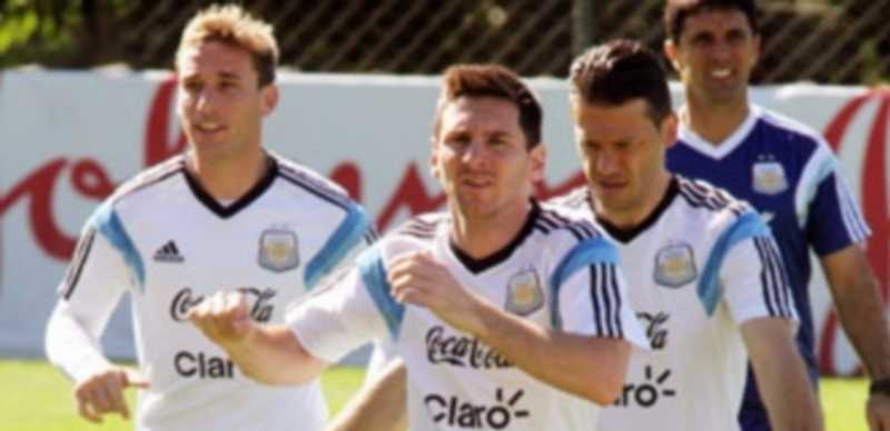 Messi durante un entrenamiento con la selección argentina en Ciudad Vespasiano. / Efe