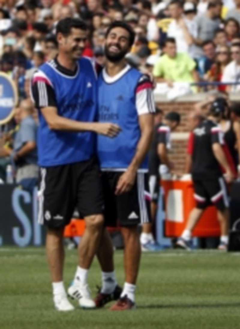 Álvaro Arbeloa ríe con Fernando Hierro en uno de los entrenamientos de pretemporada que el conjunto blanco realizó en Estados Unidos.  /efe