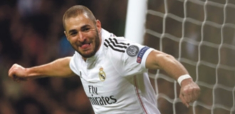 El delantero francés del Real Madrid Karim Benzema celebra el gol marcado al Liverpool en el Bernabéu ayer. / Efe