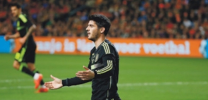 España hinca de nuevo la rodilla ante Holanda 1 El delantero español Álvaro Morata se lamenta ante una ocasión perdida ante el combinado holandés. / EFE