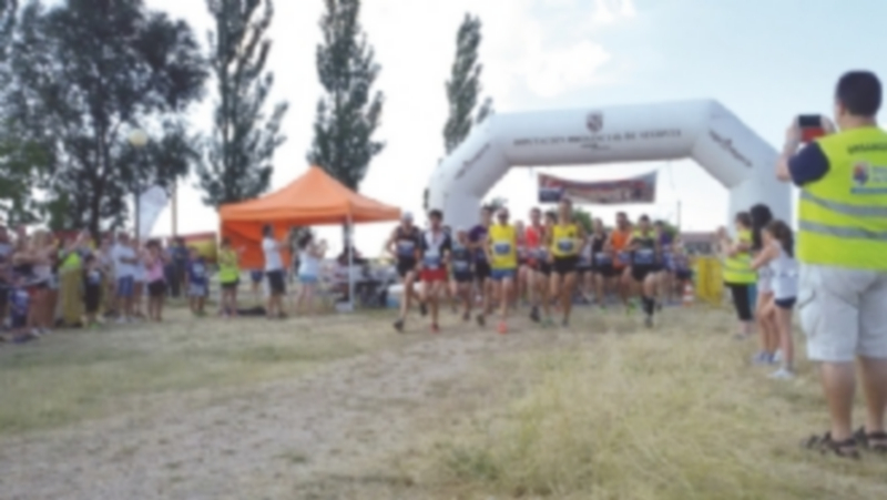 Uno de los momentos de la carrera pedestre que se celebró en la tarde del sábado en la localidad de Fuenterrebollo./ Asociación ‘Los que roban lo cavao’