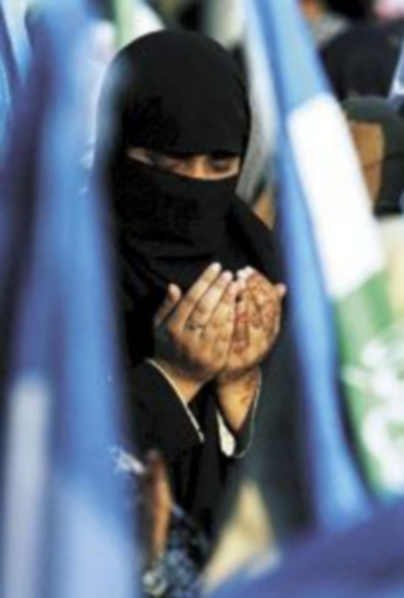 Un simpatizante islamista reza durante una concentración en Karachi. / Efe