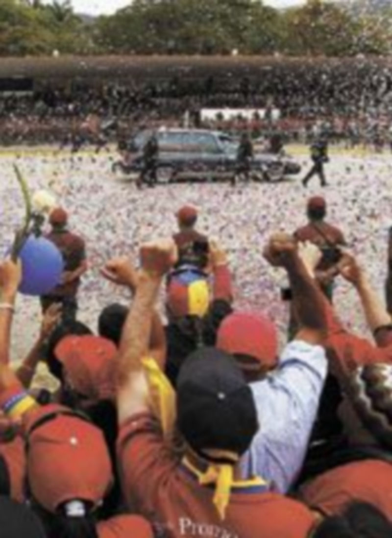 El féretro fue ‘escoltado’ por miles de seguidores del dirigente. / Reuters