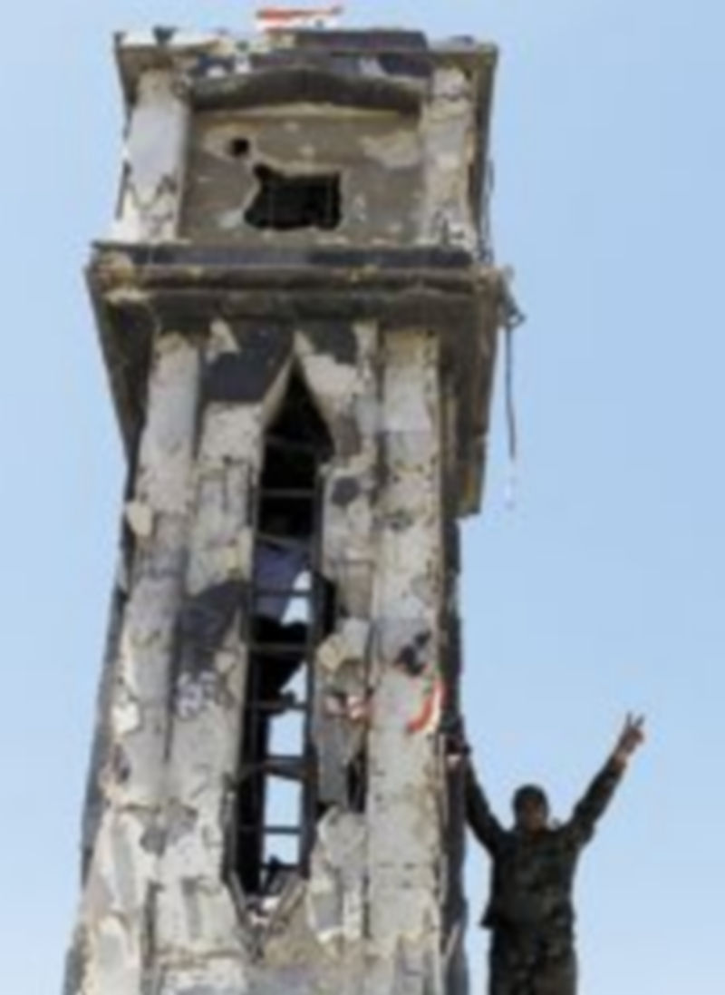 Un soldado del régimen hace el signo de la victoria. / Reuters
