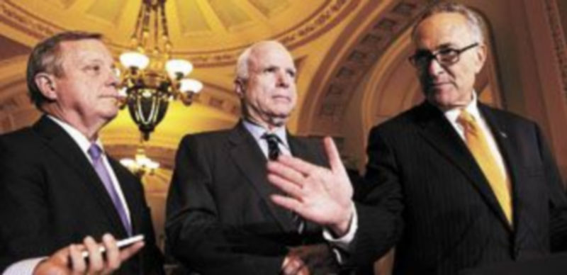 Los senadores Richard Durbin (i)