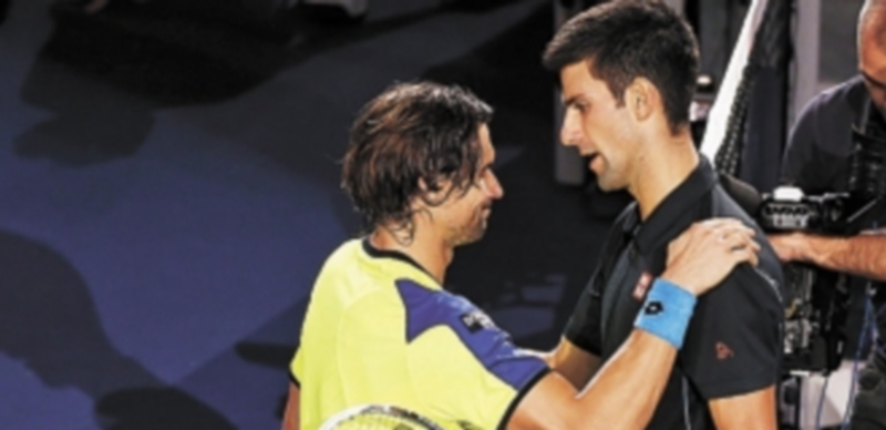 El alicantino da la enhorabuena al serbio al acabar el duelo. / Reuters