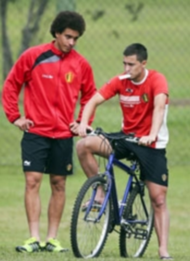Witsel y Hazard se relajaron montando en bicicleta. / Efe