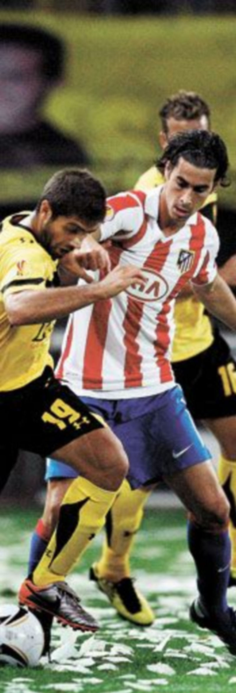 Tiago Mendes lucha por el cuero con Mendrinos. / EFE