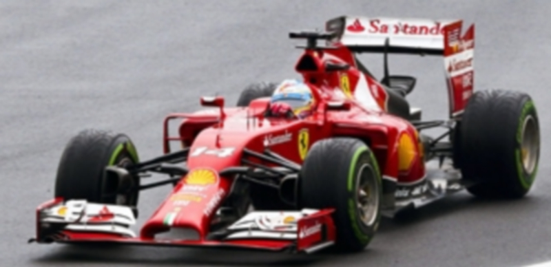 Fernando Alonso con Button de fondo