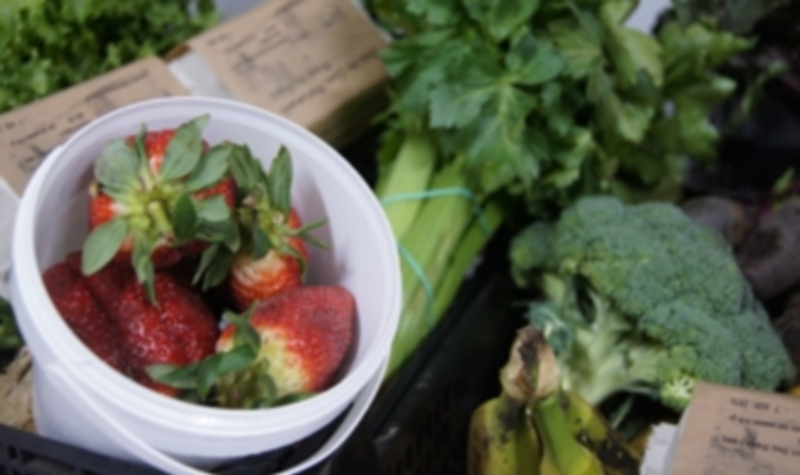 El puesto de un mercado con frutas frescas y verduras