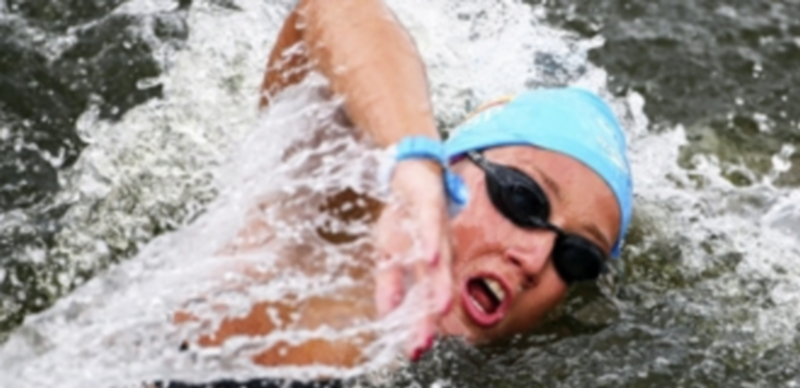 La nadadora española Mireia Belmonte durante la prueba de 5 kilómetros en aguas abiertas en la que logró ser tercera