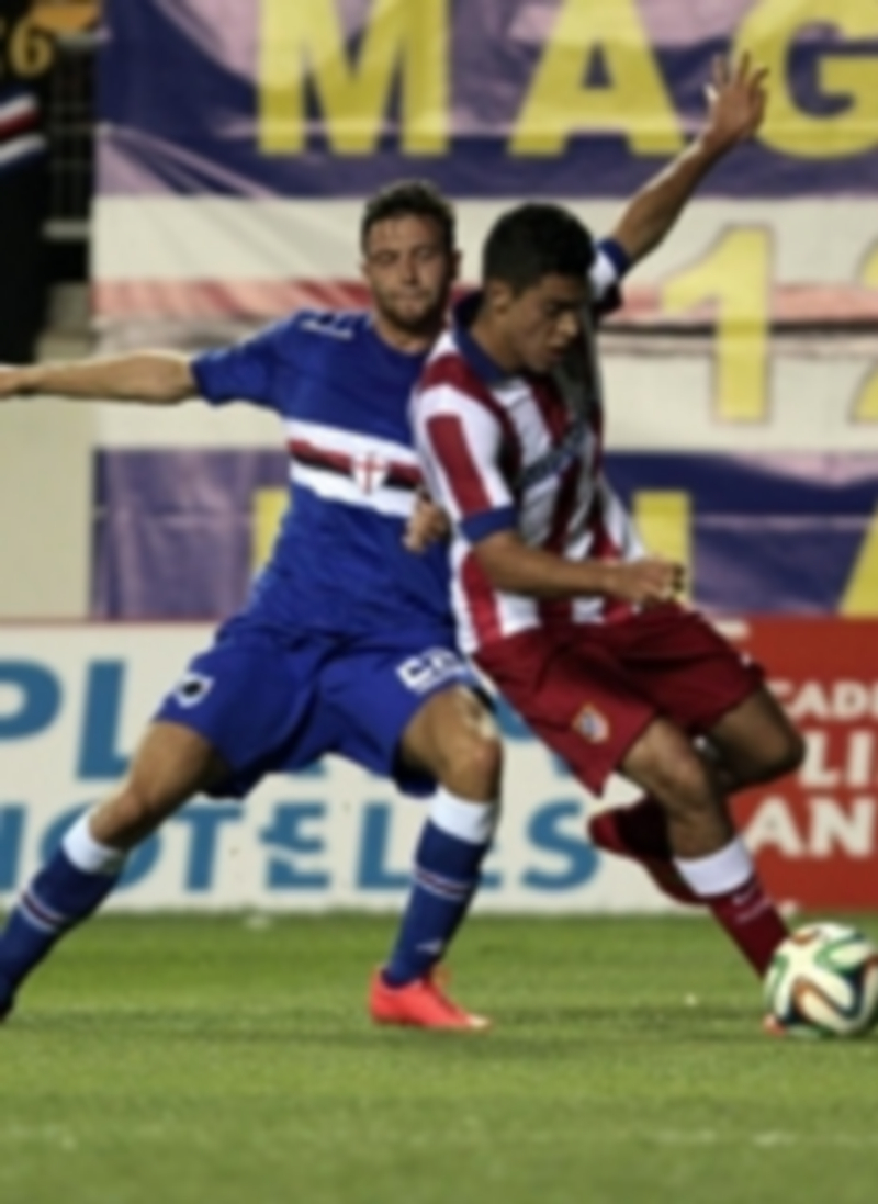 Raúl Jiménez lucha por el balón con Luca Rizzo en el partido del sábado. / Efe