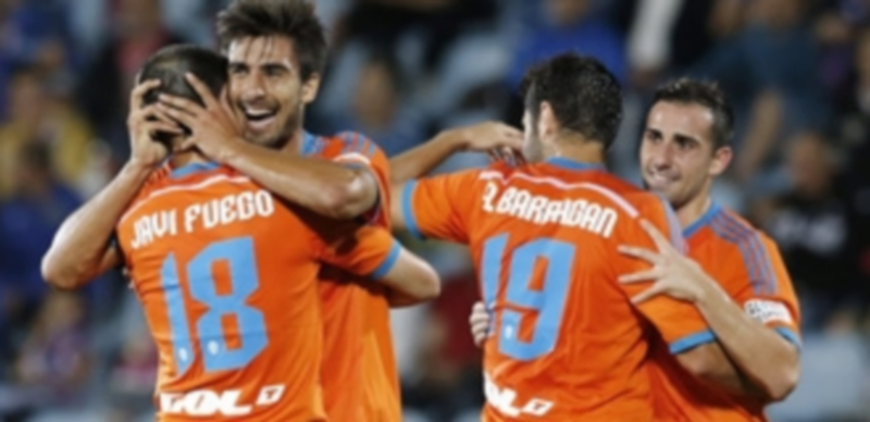 Los jugadores del Valencia se felicitan en el segundo de los tres tantos. / Efe